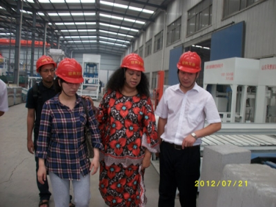 2012.7.21日坦桑尼亞總統(tǒng)夫人來(lái)我公司參觀指導(dǎo)、洽談合作